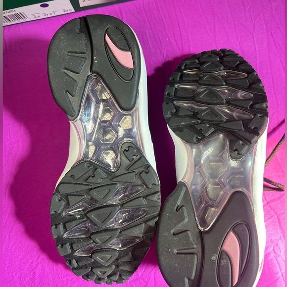 WOMENS PUMAS FOR SALE - Picture 3 of 5